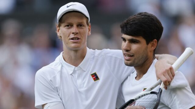 Jannik Sinner v júli zasiahne rozbíjanie počas svojho Wimbledonského finále s Carlosom Alcarazom.