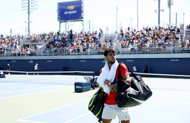 Carlos Alcaraz zo Španielska odíde mimo súdu po tréningovom zasadnutí pred US Open v Národnom tenisovom centre Usta Billie Jean King 23. augusta 2025 v New Yorku.