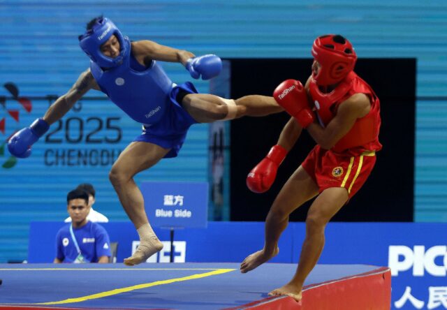 Súbor: Carlos Baylon Jr (vľavo) v akcii počas mužov Wushu Sanda zo svetových hier v roku 2025. -