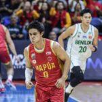 Clint Escamis Mapua Cardinals Escamis počas hry 2 finále mužských basketbalových finálov NCAA 100 mužov opäť sv. Benilde Blazers.