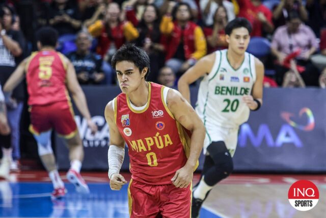 Clint Escamis Mapua Cardinals Escamis počas hry 2 finále mužských basketbalových finálov NCAA 100 mužov opäť sv. Benilde Blazers.