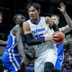 Jún Mar Fajardo (s loptou) a Gilas Pilipinas strácajú stratu v čínskych Taipei. -fiba.basketball