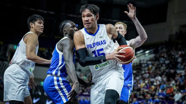 Jún Mar Fajardo (s loptou) a Gilas Pilipinas strácajú stratu v čínskych Taipei. -fiba.basketball