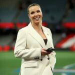 Footy Moderátor Abbey Holmes (na obrázku) tlieskal vo webových rolách, ktorý ho kritizoval sedem týždňov po narodení svojho prvého dieťaťa za návrat do práce