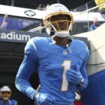 Chargers 'Quentin Johnston je odvezený preč po tom, čo bol zasiahnutý Rams