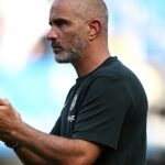 Londýn, Anglicko - 10. augusta: Marc Guehi z Crystal Palace oslavuje s FA Community Shield po víťazstve jeho tímu v roku 2025 FA Community Shield Match medzi Crystal Palace a Liverpool na štadióne Wembley 10. augusta 2025 v Londýne v Anglicku. (Foto: Julian Finney/Getty Images)