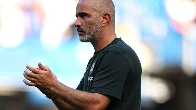 Londýn, Anglicko - 10. augusta: Marc Guehi z Crystal Palace oslavuje s FA Community Shield po víťazstve jeho tímu v roku 2025 FA Community Shield Match medzi Crystal Palace a Liverpool na štadióne Wembley 10. augusta 2025 v Londýne v Anglicku. (Foto: Julian Finney/Getty Images)