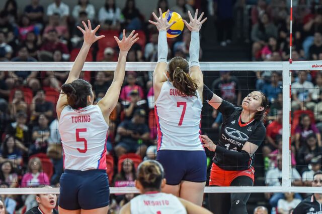 Chery Tiggo Crossovers 'Rookie Spiker Renee Peñafiel počas hry PVL Invitational Turnaj.