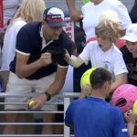 Zábery zdieľané online z tenisu US Open ukázalo, že fanúšikovia reagujú na hádzanie klobúku - s jedným mužom, ktorý sa javí, že vytrhne čiapku z spony mladého chlapca