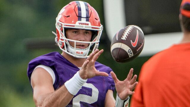 Clemson's Cade Klubnik libry Virálna správa pred obdobím 

