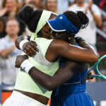 Coco Gauff z Spojených štátov oslavuje víťazstvo posledných žien proti Aryne Sabalenke v deň 14. deň na štadióne Roland Garros.