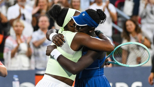 Coco Gauff z Spojených štátov oslavuje víťazstvo posledných žien proti Aryne Sabalenke v deň 14. deň na štadióne Roland Garros.