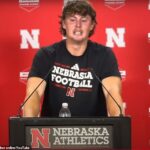 College Football Star sa rozpadne ako slzy, keď na tlačovej konferencii zasiahol otázku reportéra