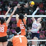 Creamline Cool Smasters 'Michele Gumabao počas hry PVL v Tour Barracks proti Farm Fox.