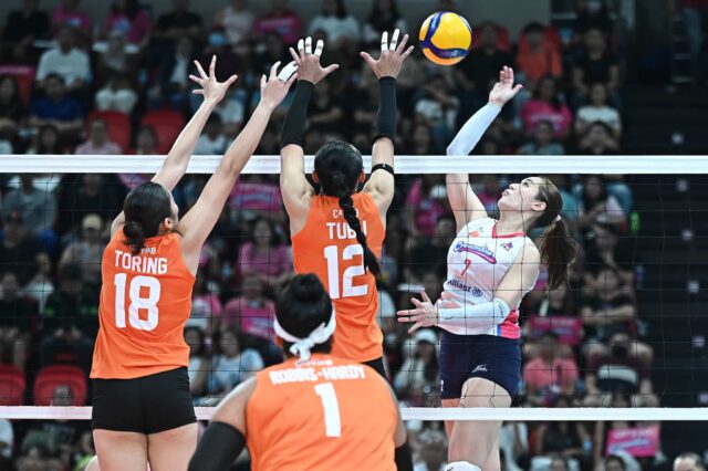 Creamline Cool Smasters 'Michele Gumabao počas hry PVL v Tour Barracks proti Farm Fox.