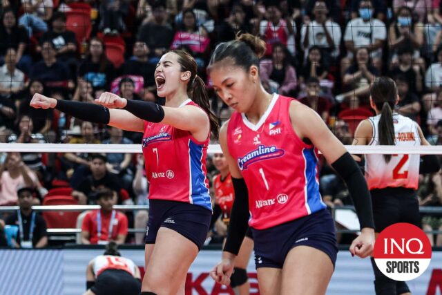 Michele Gumabao a Creamline Cool Smashers oslavujú bod počas Invitational Game PVL proti Cignal.