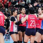 Michele Gumabao a Creamline Cool Smashers oslavujú bod počas Invitational Game PVL proti Cignal.