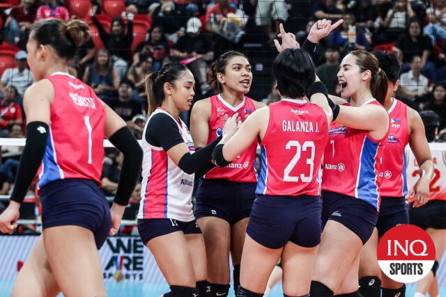 Michele Gumabao a Creamline Cool Smashers oslavujú bod počas Invitational Game PVL proti Cignal.