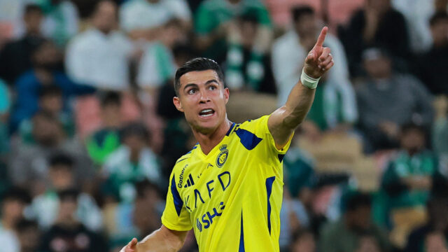 Cristiano Ronaldo navrhuje priateľa s smiešne veľký prsteň


