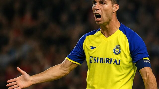 Cristiano Ronaldo ukazuje Hongkongu, ako sa to robí, zatiaľ čo Messiho duch stále prenasleduje štadión



