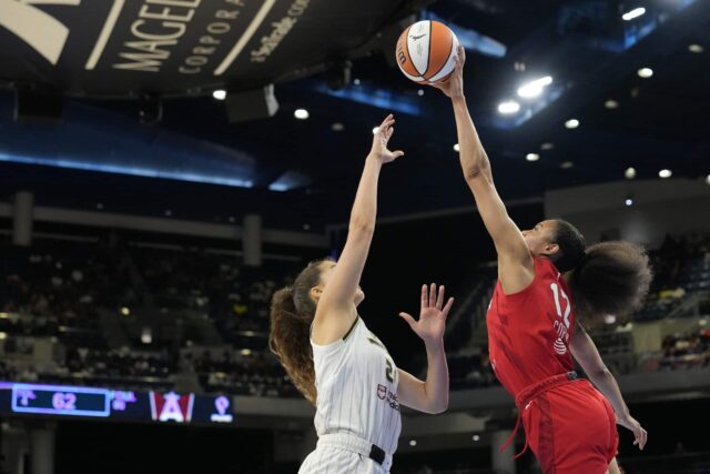 Sexová hračka sa začala na súde v sekundách víťazstva Atlanta Dream 86-65 nad Chicago Sky vo štvrtok v noci, posledný incident v zápase WNBA.