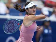 Dámska tenisová hviezda ju po zápase odmieta objať. Dámska tenisová hviezda ju po zápase odmieta objať.