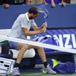 Rusko Daniil Medvedev prelomí svoju raketu po tom, čo stratil zápas svojich mužov
