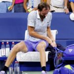 Medvedev (vpravo) argumentuje s predsedom rozhodcu Greg Allensworth (vľavo) počas prvého kola na US Open medzi Medvedevom a Bonzi.