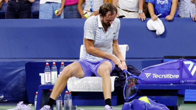 Medvedev (vpravo) argumentuje s predsedom rozhodcu Greg Allensworth (vľavo) počas prvého kola na US Open medzi Medvedevom a Bonzi.
