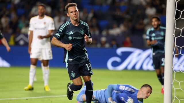 Danny Musovski, Sounders dominuje galaxia

