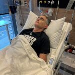 Dave Hughes sa zobrazuje zotavujúci sa v nemocnici po tom, čo utrpel päť popraskaných rebier a prepichnuté pľúca vo štvrtok večer v zápase AFL Legends zápas