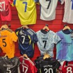 De fausses chemises de football d'une valeur de 5,1 millions de livres sterling saisies alors que les vendeurs ont entaillé plus de 67 000 kits douteux
