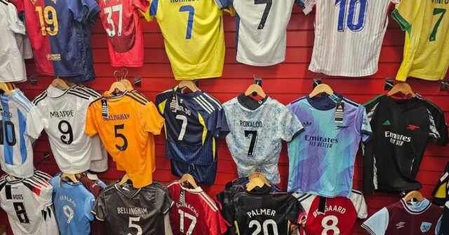De fausses chemises de football d'une valeur de 5,1 millions de livres sterling saisies alors que les vendeurs ont entaillé plus de 67 000 kits douteux
