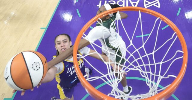 Dearica Hamby a Kelsey Plum Lift Sparks, aby vyhrali Seattle

