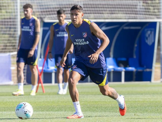 Defender Atletico Madrid odmietne ponuku Premier League 20 miliónov eur

