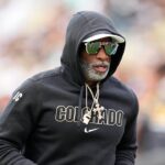 Deion Sanders späť k koučingu po diagnostike a liečbe rakoviny