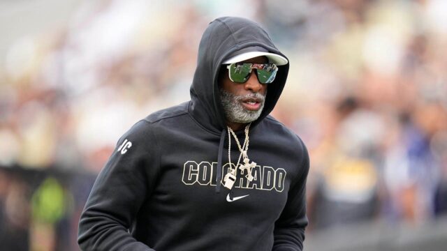 Deion Sanders späť k koučingu po diagnostike a liečbe rakoviny

