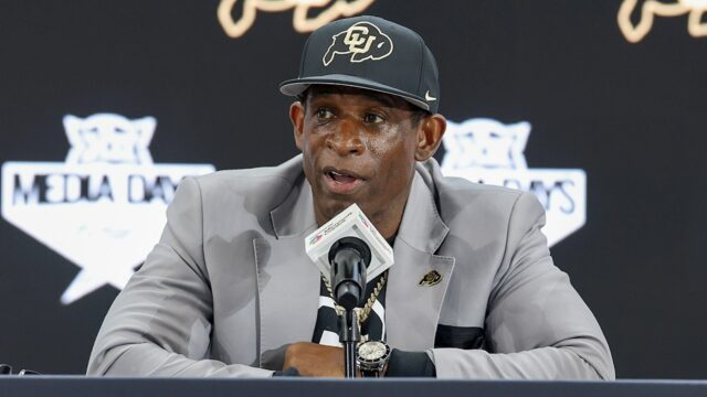 Deion Sanders túži po univerzite futbalových playoff hráčov, aby zarobili peniaze rovno 

