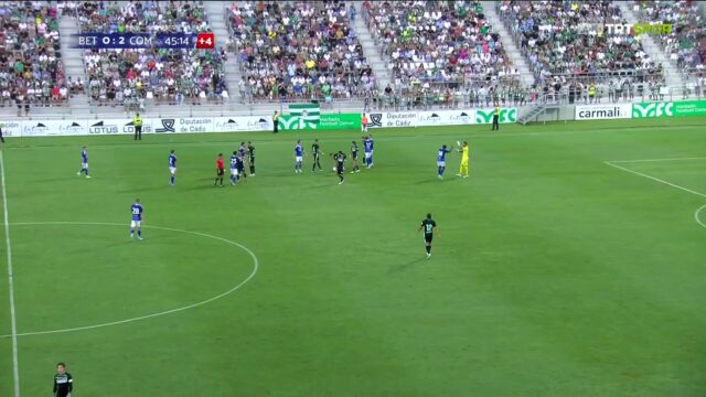 Dierovanie je hodené ako hráči Betis a Como zapojení do bitky

