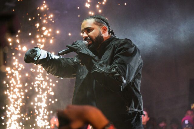 Drake robí úprimnú reč a hovorí o svojej karme počas svojho programu Amsterdam 

