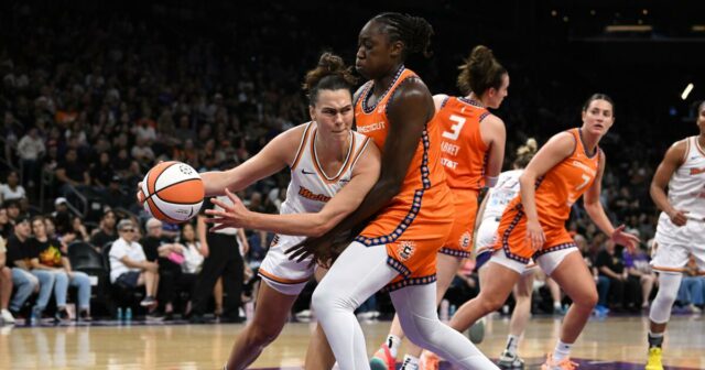 Druhá osoba zatknutá za hodenie sexuálnej hračky do hry na WNBA

