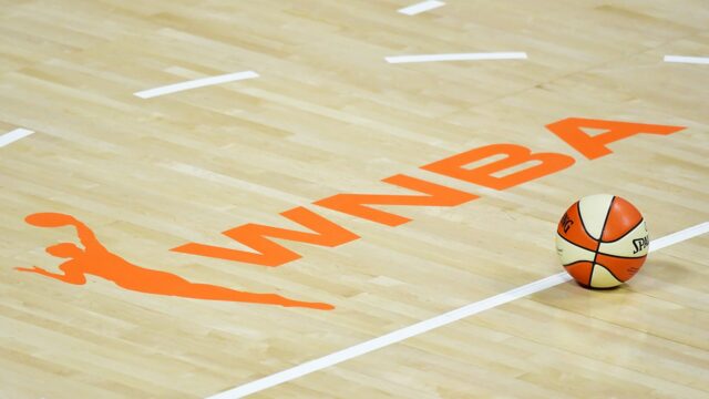 Druhé zatknutie po sexuálnych hračkách hodených na hru WNBA v Arizone

