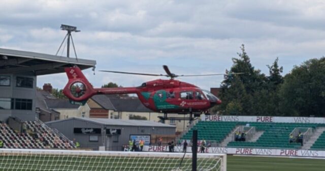 Druhý ligový zápas bol oneskorený na hodinu, keď letecká ambulancia zostupuje na ošetrenie ventilátora | Futbalový šport

