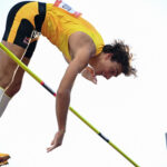 Armand Duplantis de Sweden vymaže bar, zatiaľ čo súťaží v prachovej udalosti mužov z maďarskej atletiky Grand Prix v Budapešti v Maďarsku 12. augusta 2025.