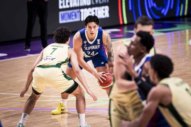Dwight Ramos od Gilas Pilipinas počas hry proti Austrálii vo štvrťfinále Fiba Asia Cup z roku 2025.