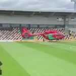 EFL Clash s'est arrêté alors que le ventilateur tombe malade et que l'ambulance aérienne atterrit sur le terrain