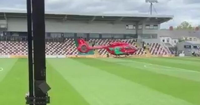 EFL Clash s'est arrêté alors que le ventilateur tombe malade et que l'ambulance aérienne atterrit sur le terrain
