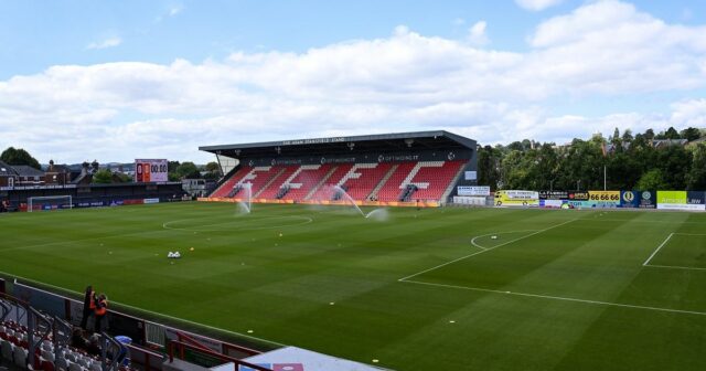 EFL Clash s'est arrêté et les joueurs forcés de quitter le terrain après une urgence médicale
