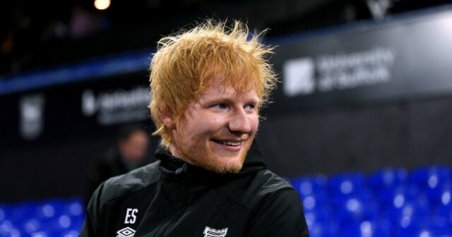 Ed Sheeran zasiahne späť k hviezdam Tiktok na „Trupiace“ košeli Ipswich


