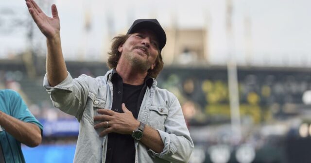 Eddie Vedder Pearl Jam vyhodnotí úplne novú cenu gitarovej ceny MLB 

